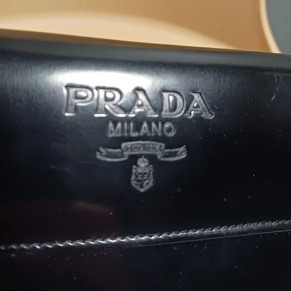 Prada Black patent leather wallet, checkbook - Picture 8 of 16
